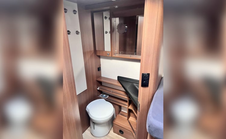 Zeer complete en luxe camper Fiat Ducato LMC H737 4 Personen