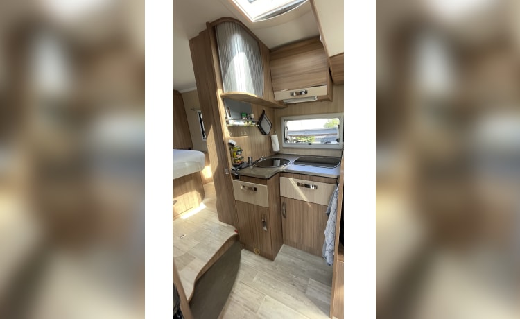 Ruime luxe 4 pers Pilote camper vele extra's Queensbed half intergraal 2013