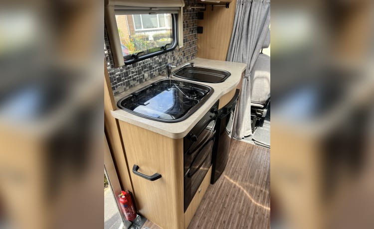 The Adventurer – 6 berth Peugeot AutoQuest 180 