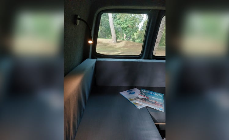 Bus jaune VW T5 avec intérieur moderne