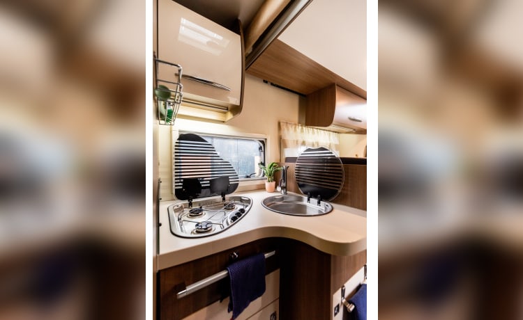 4p Super luxe Chausson 728EB (Airco, Zonnepanelen, Oven, tv, etc.)