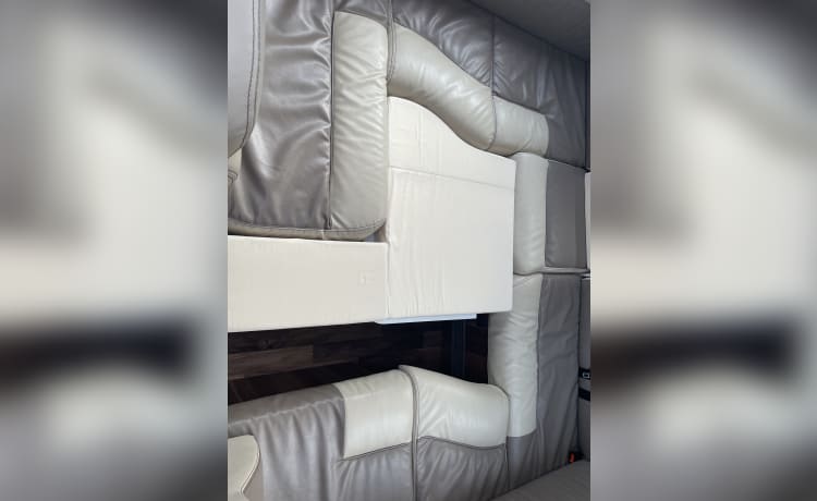 Ourbee – Luxe 6 persoons Roller 707 Motorhome ***INCLUSIEF VERZEKERING***