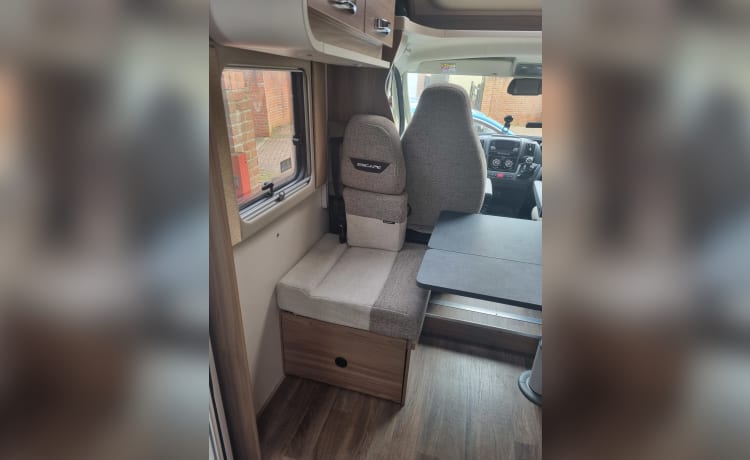 Jemima – 6-persoons Swift Escape 674 camper uit 2021