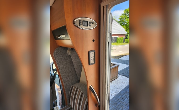Hobby Fordje – Camping-car Ford 3 p lits simples unité de climatisation et porte-vélos