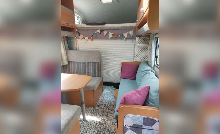 Camping-car familial de luxe prêt pour de merveilleux voyages