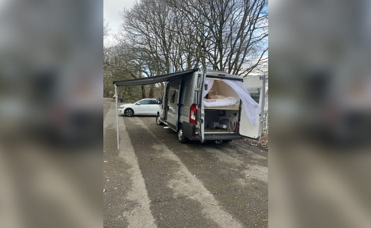 Ada – Ruime en mooie op maat gemaakte camper met 3 slaapplaatsen  