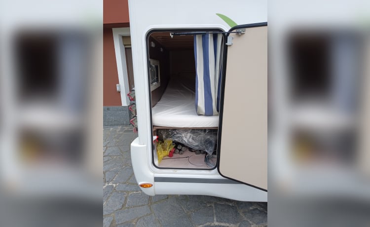 On commence par un beau Camper Chausson mansardé pour 6 personnes !