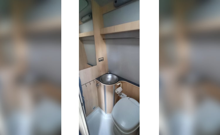 Avanti La Strada – Camper di autobus di lusso | 4 seduti/3 letti | Cucina/WC/Aria condizionata moto/Portabiciclette