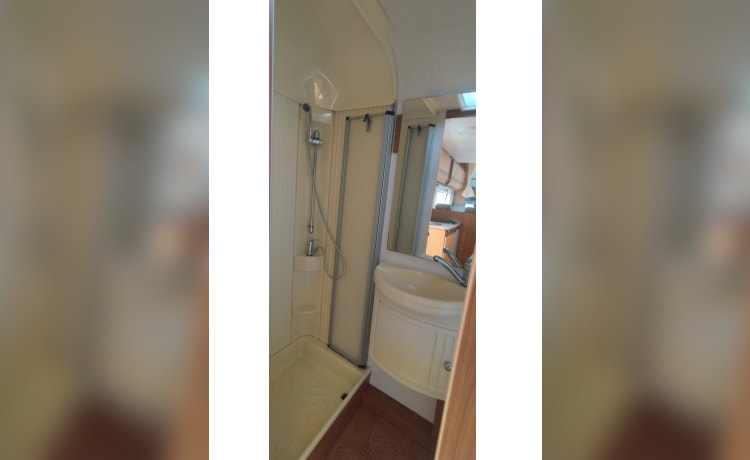 Very spacious family motorhome, 6 seats with belts