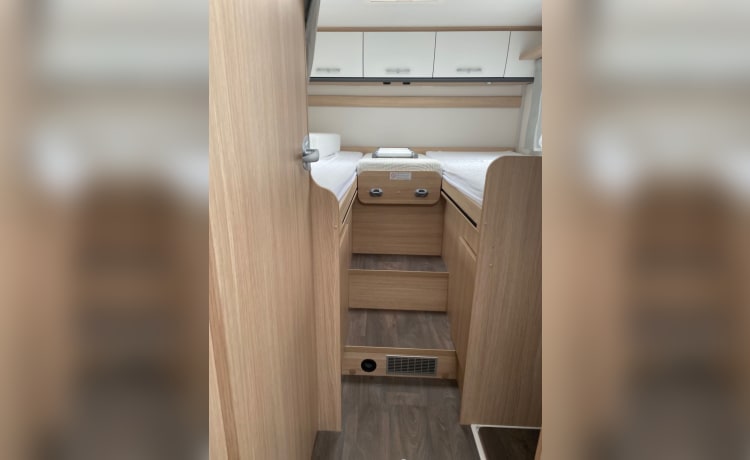 Ernie – Sunlight T68 mit 4 Schlafplätzen und Schlafzimmer am Ende