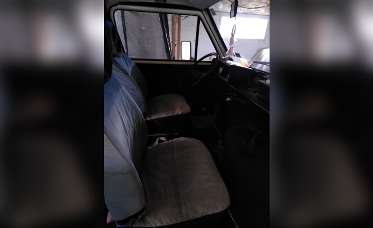 Zwaantje – Wit volkswagen camperbusje (T25 / T3), 4 slaapplekken, super betrouwbaar!