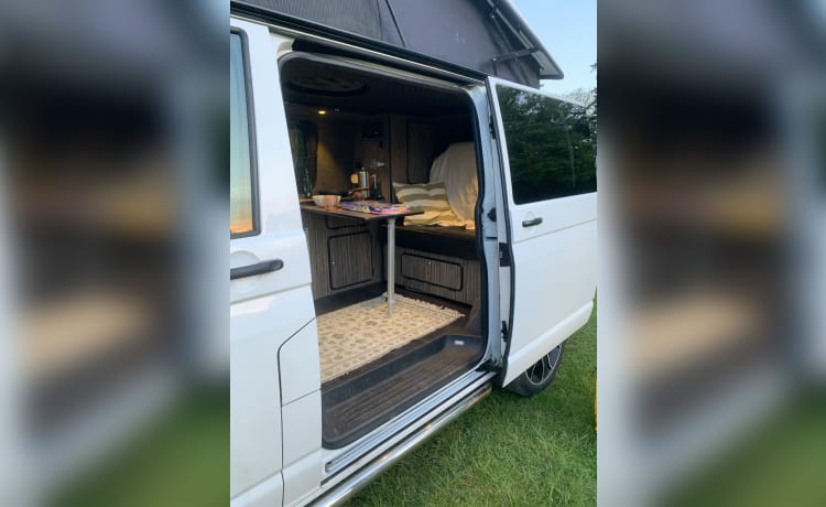 Dora – 4-persoons Volkswagen campervan uit 2015