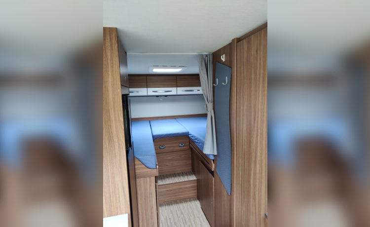 Luxe 2/3 persoons Carado T337 half integraal uit 2015 met enkele bedden