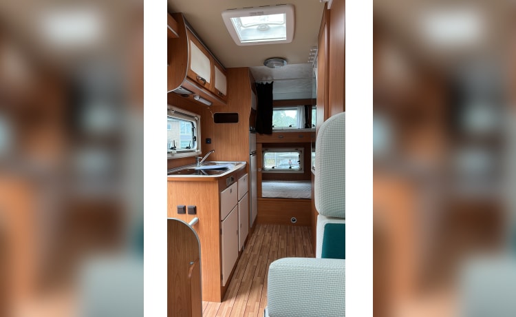 Attractive 6-person family camper with 6 spacious sleeping places