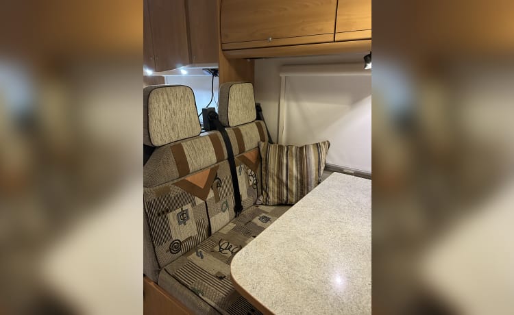 BeeHappy Motorhome Hire 🐝 – Beautiful 4 berth motorhome perfect for a couple or small family. 