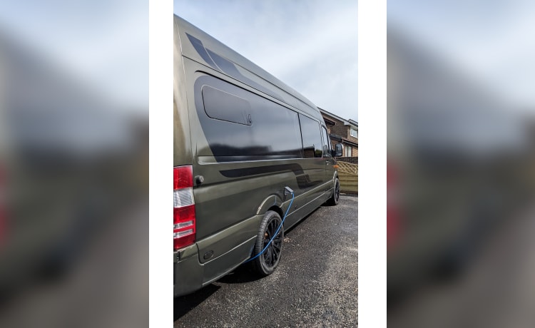 Luxury adventurer with large garage. – Mercedes CamperVan - Douche - Immense garage - Nouvelle conversion..