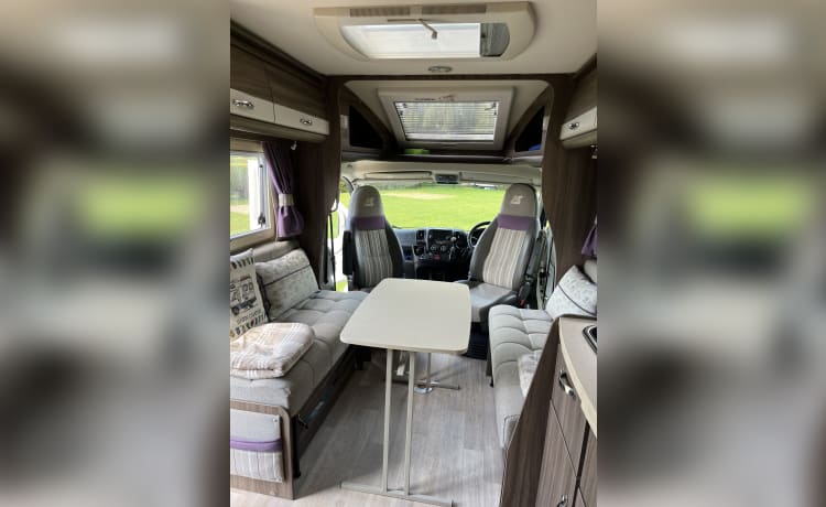 Summer Breeze – Luxe camper met vier slaapplaatsen en twee veiligheidsgordels