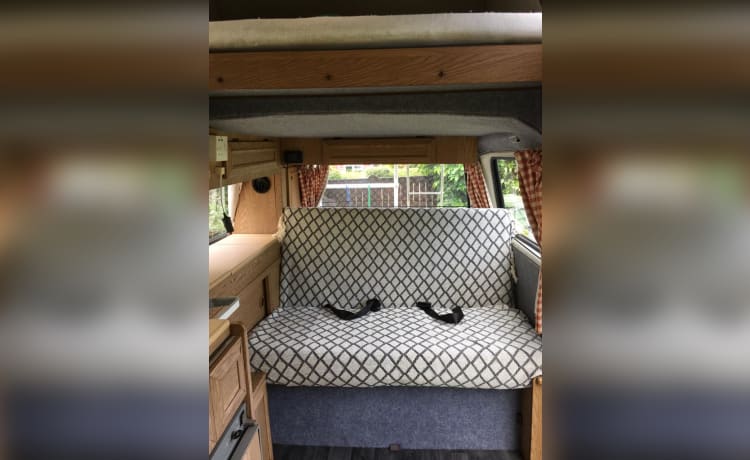 Blue – Volkswagen campervan met 4 slaapplaatsen uit 1986