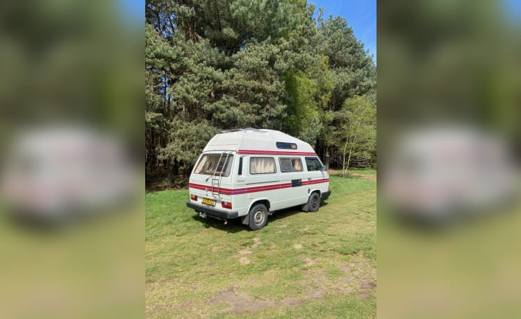 Velma – 4 berth Volkswagen campervan from 1988