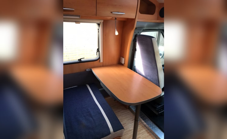 Twee persoons Hymer met lengte bedden 