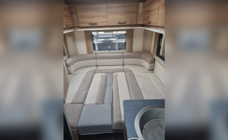 Jemima – 6-persoons Swift Escape 674 camper uit 2021