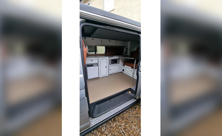 Tommie – 4 Personen, VW Campervan, LWB mit Aufstelldach! + jede Menge Extras!