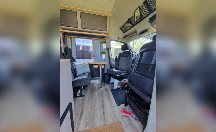 Copbus Rusty – Zelfbouw camper voor 2 personen - Mercedes-Benz Sprinter 2007