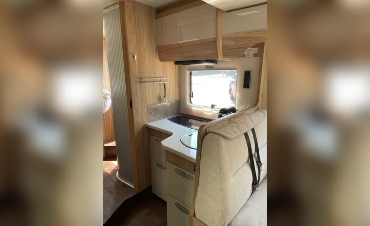 Ruime 4 persoons Hymer semi-integrated uit 2019