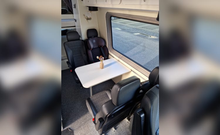 Mercedes-Benz Sprinter bus avontuurlijke familiecamper 6 personen