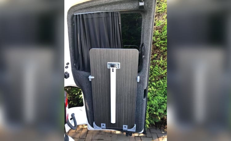 Flo! – Flo! - Il nostro divertente e comodo camper Volkswagen Transporter 5.1 a 4 posti letto 