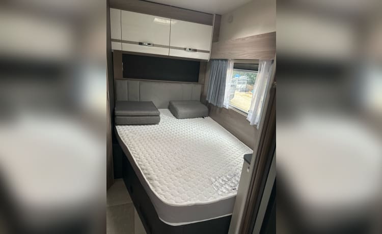 John – High-end camper ontworpen voor maximaal vier personen, nieuwe Swift Voyager 564