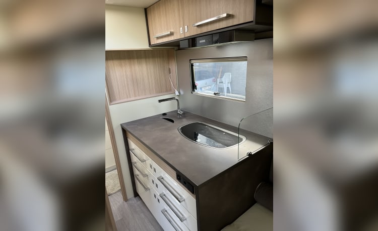 Florium – Luxury motorhome for 2 people (2020) from the Fleurette class segment!