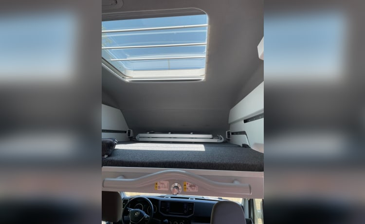 zeer stijlvolle en zeer nette VW Crafter Grand California uit 2020. Een bus camper met karakter, een ingenieuze indeling met comfort en een zeer nette grijs metallic kleur met stuurwielbediening en rondom parkeerhulp (sensoren). De VW Crafter Grand California heeft een 2.0 TDI motor met 177 PK. De Sandy B interieur Style bekleding en pilote stoelen geeft alle zitcomfort die past bij deze zeer doordacht als geriefelijk en comfortabele nette Bus camper.  De stijlvolle uitgeruste keukencenter heeft voldoende opbergmogelijkheden en is onder andere uitgerust met een 2-pits gasconform, Absorptie-koelkast, spoelbakafdekking. De bus is daarnaast voorzien van extra getinte ramen achter, elektrisch verstel- en verwarmbare buitenspiegels en een touchscreen centrale bedieningsunit.  De VW Crafter Grand California is verder onder meer uitgerust met:  Comfortline pakket van VW l Isofix l Cruise control incl. snelheidsbegrenzer l Start-stopsysteem met terugwinning l Centrale deurvergrendeling l Electrische ramen en spiegels l Trekhaak l Huishoudaccu l Cassette luifel l Standkachel  l Rondom parkeersensoren l Xenon koplampen met LED dagrijverlichting l Multifunctioneel lederen stuur l VW Multimediasysteem l Massasleutel hoofstroomschakelaar l Geïntegreerde blinderingen l Stoelen verwerkt in achterklep l    Chassis en Motor  De zuinig rijdende VW Crafter Grand California met een  2.0 TDI dieselmotor en 177 pk gecombineerd met een automatische versnellingsbak is zeer netjes en in goede staat. De camper is voorzien van nagenoeg nieuwe banden  – 3p Volkswagen bus uit 2020