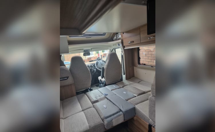 Jemima – 6-persoons Swift Escape 674 camper uit 2021