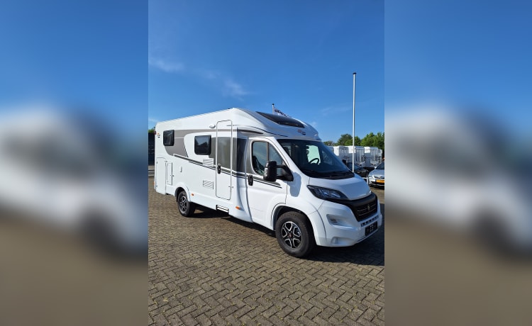 Carado T337 Automaat - Ruime en luxe 2 persoons camper