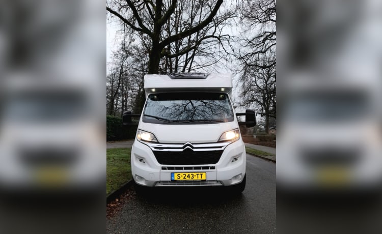 Camper 5 persoons, lengtebedden, airco, fietsendrager. – Wohnmobil 