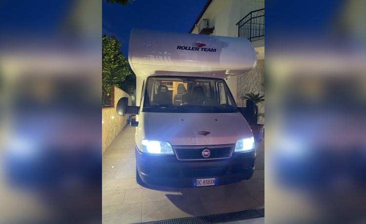 Giusy – Camping-car mansardé confortable pour 6 personnes