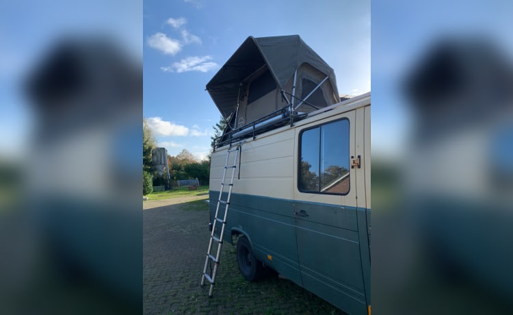 Columbuz  – Stoere oud-Rode Kruis bus uit 1985