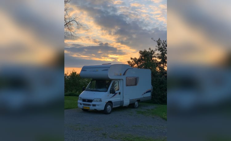 Beau camping-car familial spacieux 6p personne avec climatisation