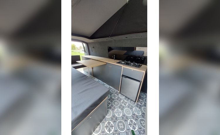 Bus jaune VW T5 avec intérieur moderne