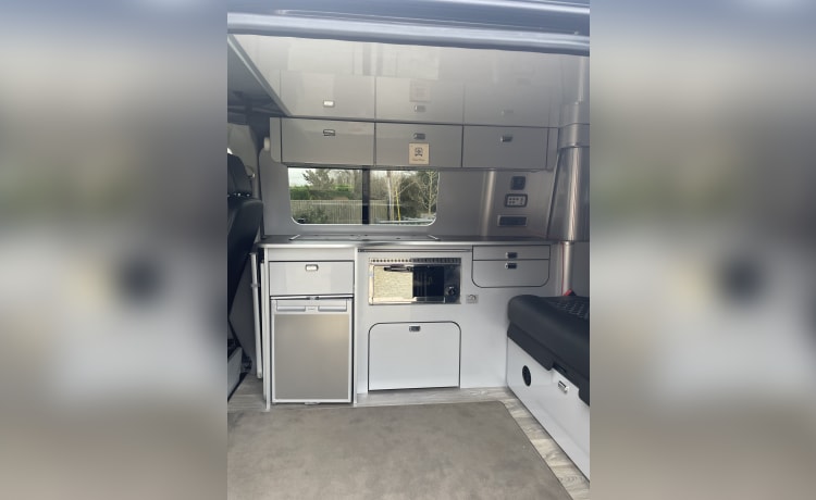 Otto – Favoloso camper Volkswagen T6 "2022" pronto per la tua prossima avventura.