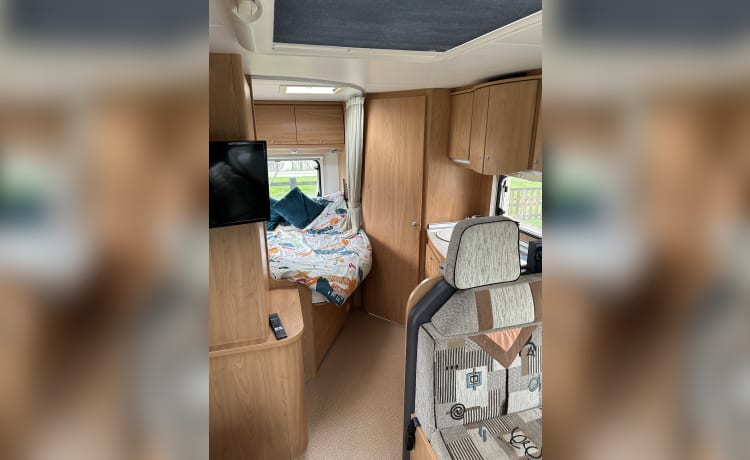 BeeHappy Motorhome Hire 🐝 – Bellissimo camper con 4 posti letto perfetto per un tagliando o una piccola famiglia. 