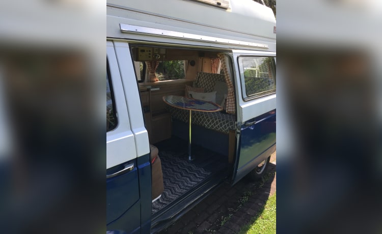 Blue – Volkswagen campervan met 4 slaapplaatsen uit 1986