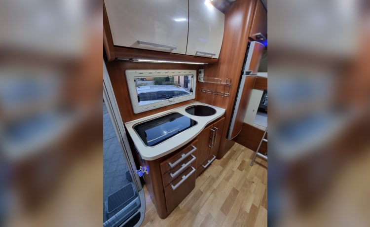 Beautiful Mobilvetta 5 pers. family camper - With bunk bed