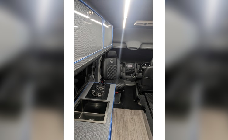 Luxury adventurer with large garage. – Mercedes CamperVan - Dusche - Riesige Garage - Neuer Umbau..