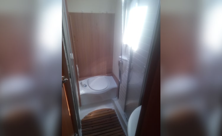 zwerver – Complete luxury two-person motorhome rentals