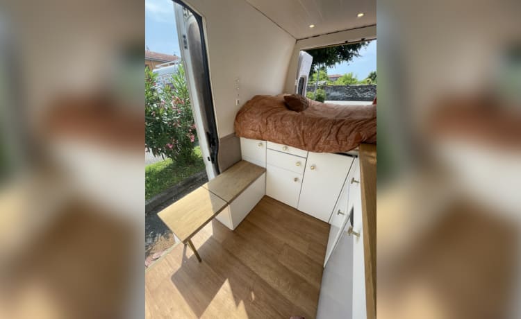 Sallie – 2p Peugeot bus uit 2016