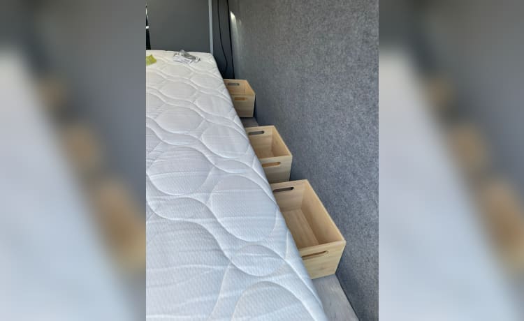 Pino – 2 persoons Iveco Daily 35 bus camper met lengte bedden en trekhaak 