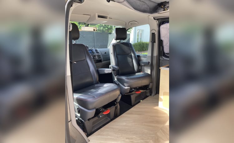 2p Volkswagen campervan uit 2014 met groot vast bed