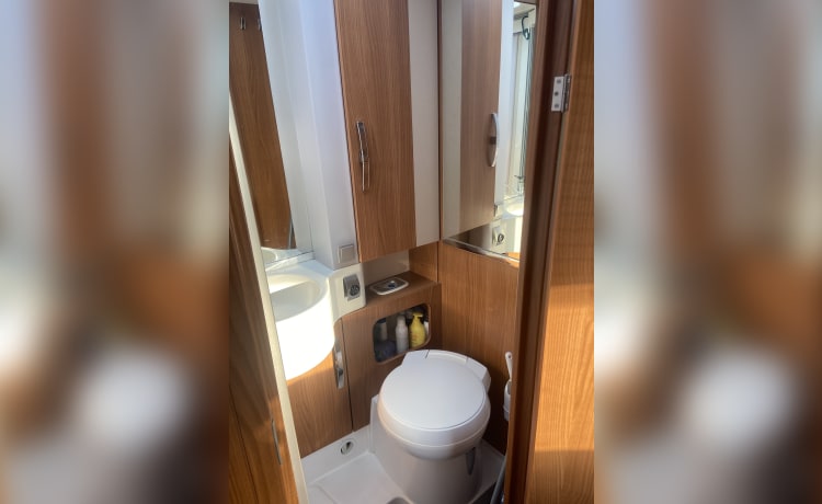 4p Hymer B 674 SL integrated from 2009 including length beds and fold-down bed